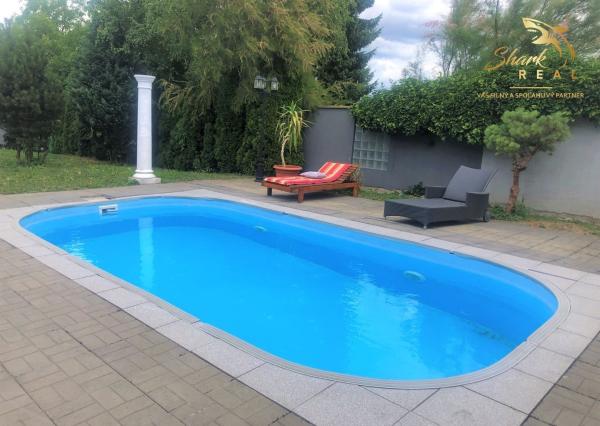 Jedinečná apartmánová nehnutelnosť s bazénom a záhradou