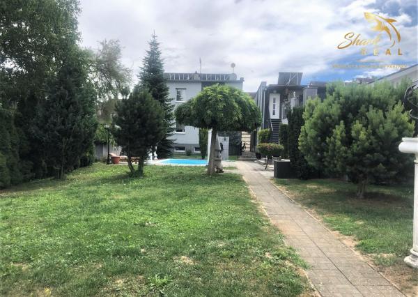 Jedinečná apartmánová nehnutelnosť s bazénom a záhradou