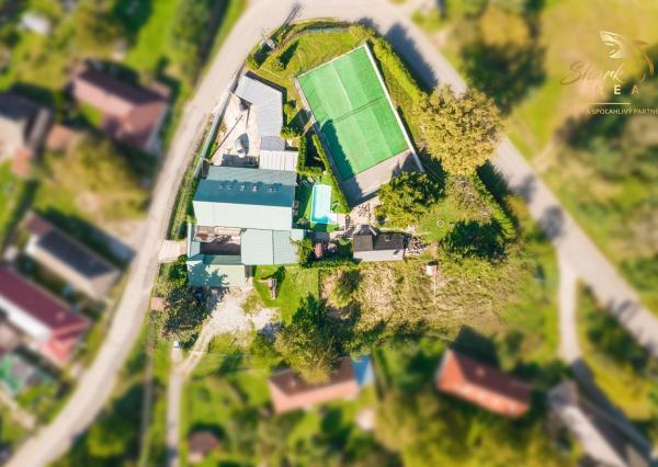 VÝRAZNÁ ZĽAVA! Očarujúci penzión s reštauráciou, bazénom, welness a ihriskom