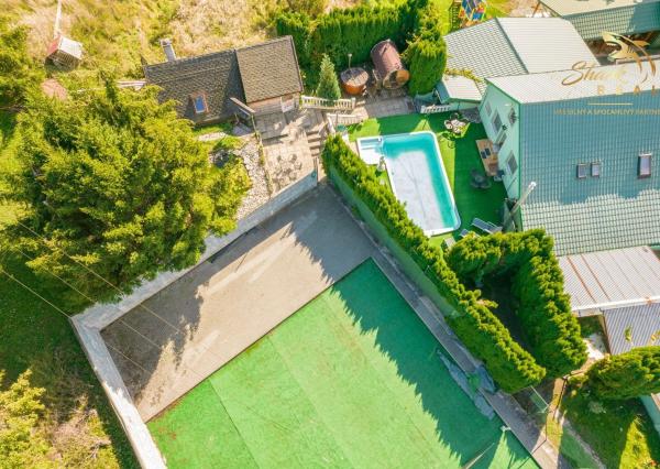 VÝRAZNÁ ZĽAVA! Očarujúci penzión s reštauráciou, bazénom, welness a ihriskom