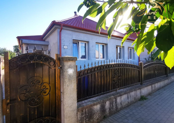 Znížená cena. Zrekonštruovaný rodinný dom vo Veľkých Kostoľanoch