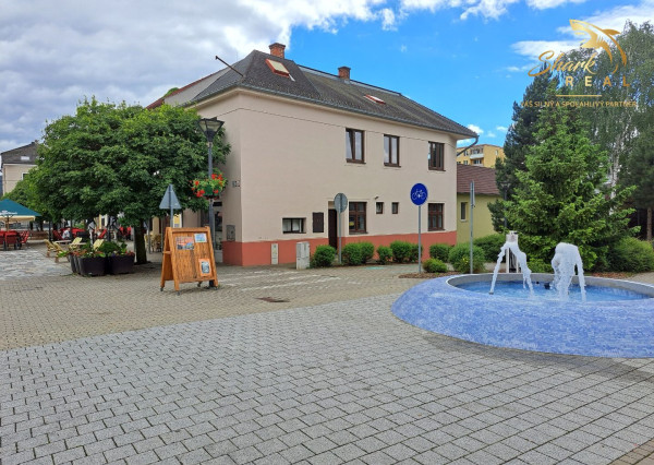 Dom na námestí. Bývanie a podnikanie v jednom.