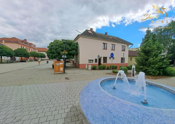 Dom na námestí. Bývanie a podnikanie v jednom.