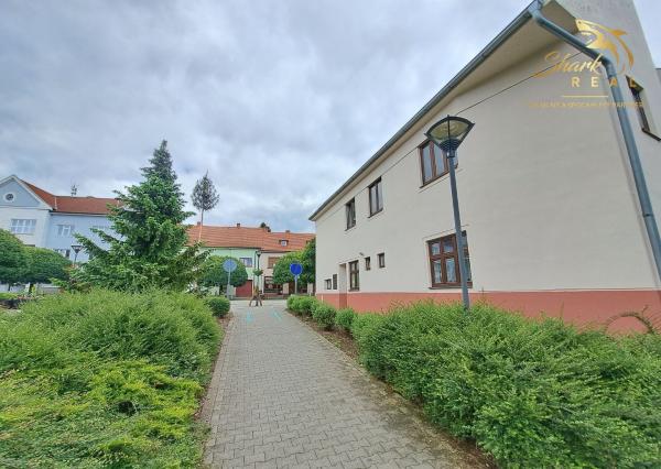 Dom na námestí. Bývanie a podnikanie v jednom.