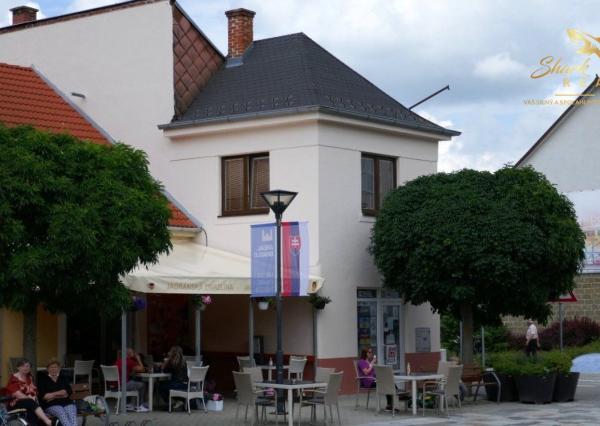 Dom na námestí. Bývanie a podnikanie v jednom.