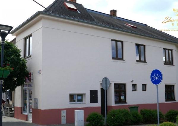 Dom na námestí. Bývanie a podnikanie v jednom.