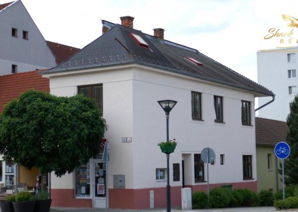 Dom na námestí. Bývanie a podnikanie v jednom.