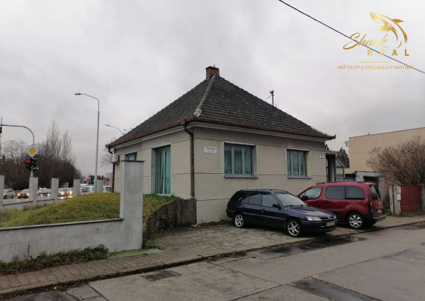 Rodinný dom vhodný na podnikateľské účely.