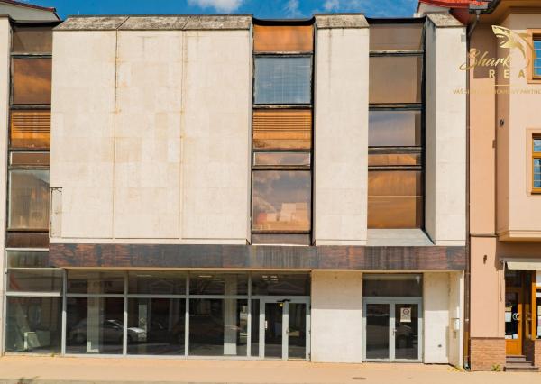 Budova v centre, alebo bytový dom? Je to na Vás