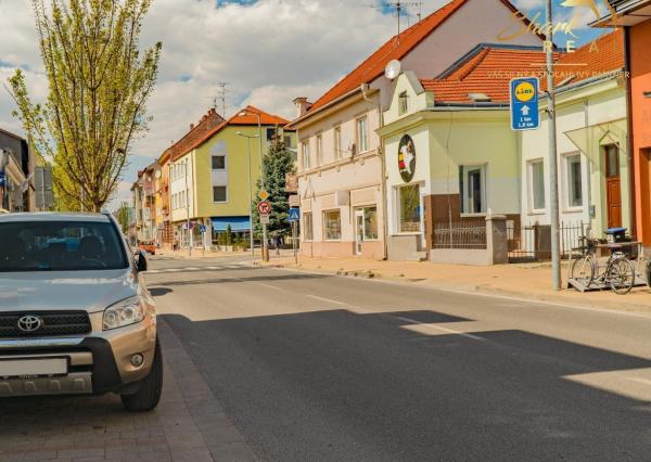 Budova v centre, alebo bytový dom? Je to na Vás