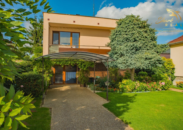 Peknučký zrekonštruovaný dom s veľkou úžitkovou záhradou