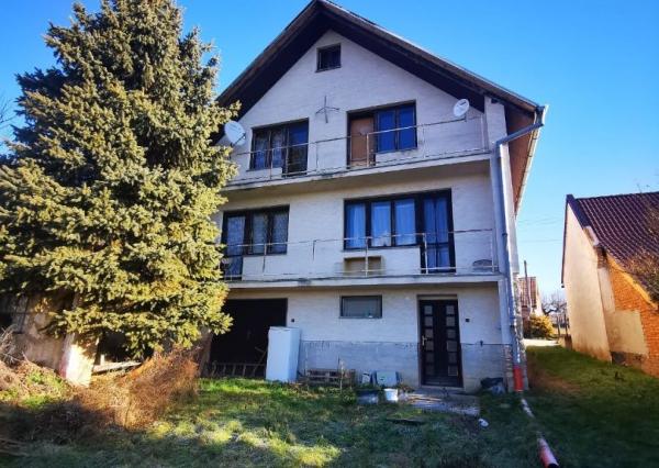 Priestranný 3-podlažný rodinný dom, pozemok 3544 m2