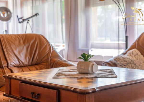 Jedinečná rodinná usadlosť s bazénom, posilňovňou, wellness a hosťovským domom