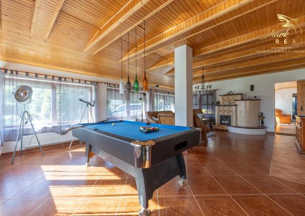 Jedinečná rodinná usadlosť s bazénom, posilňovňou, wellness a hosťovským domom