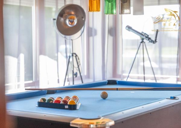 Jedinečná rodinná usadlosť s bazénom, posilňovňou, wellness a hosťovským domom