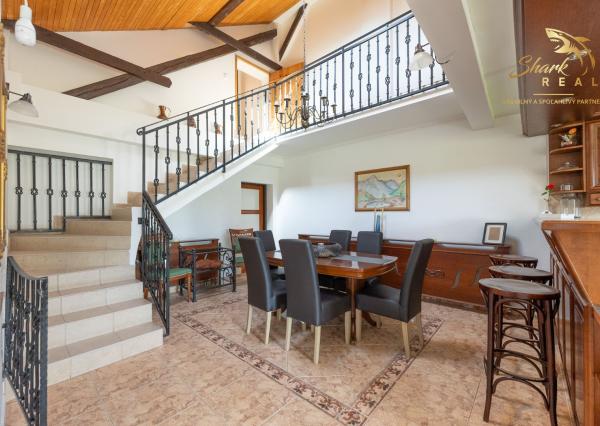 Jedinečná rodinná usadlosť s bazénom, posilňovňou, wellness a hosťovským domom