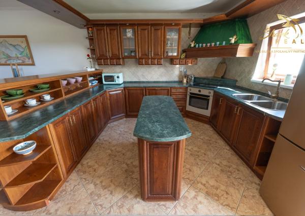 Jedinečná rodinná usadlosť s bazénom, posilňovňou, wellness a hosťovským domom