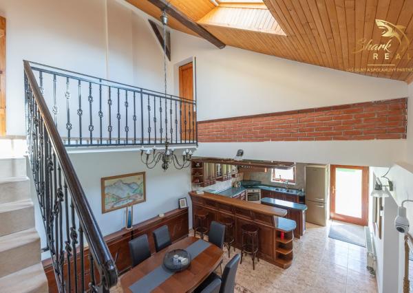 Jedinečná rodinná usadlosť s bazénom, posilňovňou, wellness a hosťovským domom