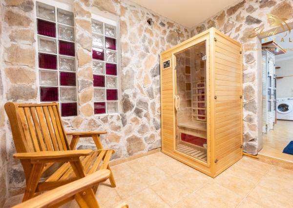 Jedinečná rodinná usadlosť s bazénom, posilňovňou, wellness a hosťovským domom