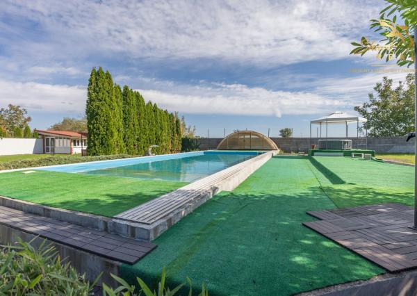 Jedinečná rodinná usadlosť s bazénom, posilňovňou, wellness a hosťovským domom