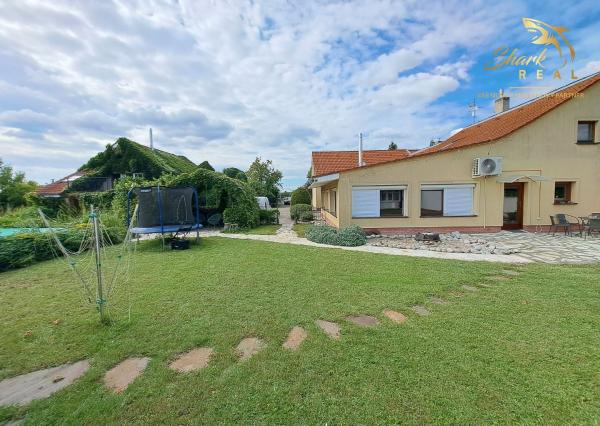 Jedinečná rodinná usadlosť s bazénom, posilňovňou, wellness a hosťovským domom