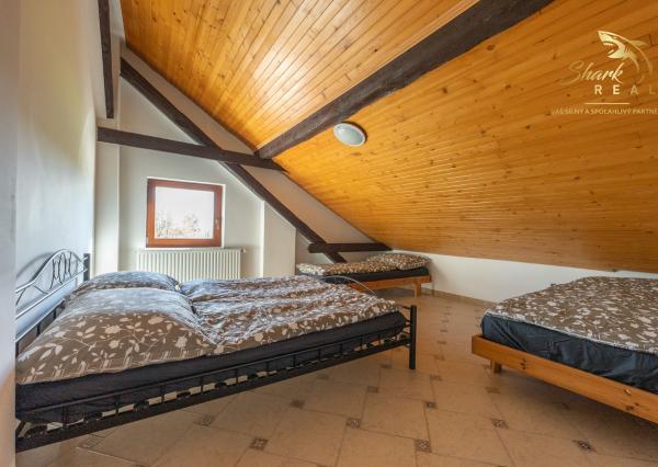 Jedinečná rodinná usadlosť s bazénom, posilňovňou, wellness a hosťovským domom