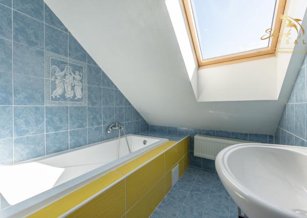 Jedinečná rodinná usadlosť s bazénom, posilňovňou, wellness a hosťovským domom