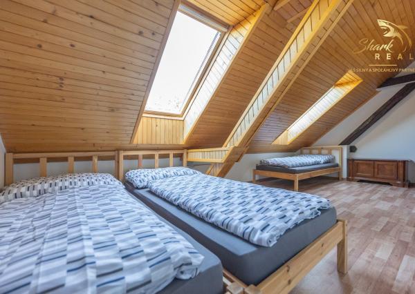 Jedinečná rodinná usadlosť s bazénom, posilňovňou, wellness a hosťovským domom