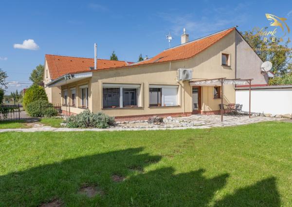 Jedinečná rodinná usadlosť s bazénom, posilňovňou, wellness a hosťovským domom