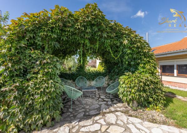 Jedinečná rodinná usadlosť s bazénom, posilňovňou, wellness a hosťovským domom