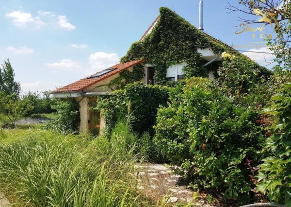 Jedinečná rodinná usadlosť s bazénom, posilňovňou, wellness a hosťovským domom