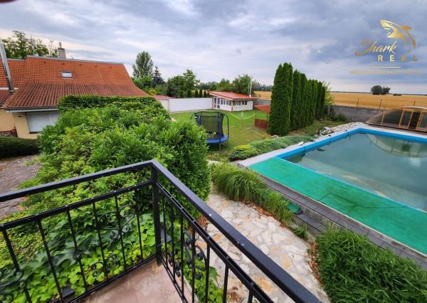 Jedinečná rodinná usadlosť s bazénom, posilňovňou, wellness a hosťovským domom