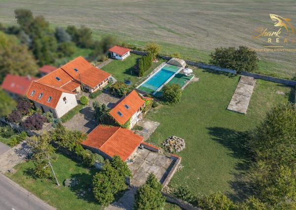 Jedinečná rodinná usadlosť s bazénom, posilňovňou, wellness a hosťovským domom