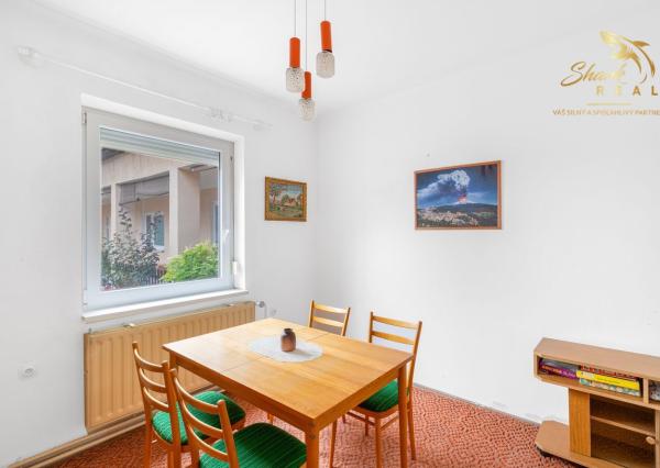 Priestranný 5-izbový dom s veľkým pozemkom v obci Iža