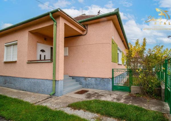 Priestranný 5-izbový dom s veľkým pozemkom v obci Iža