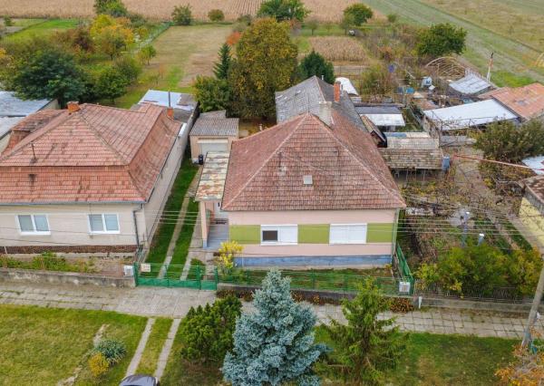 Priestranný 5-izbový dom s veľkým pozemkom v obci Iža