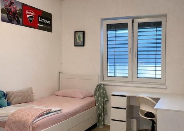 EXKLUZÍVNE NA PREDAJ Moderný 4-izbový rodinný dom – dvojdom | Smreková ulica, Lužianky