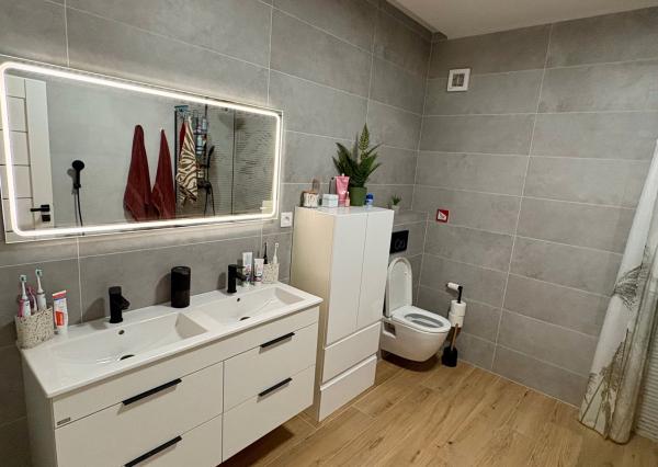 EXKLUZÍVNE NA PREDAJ Moderný 4-izbový rodinný dom – dvojdom | Smreková ulica, Lužianky