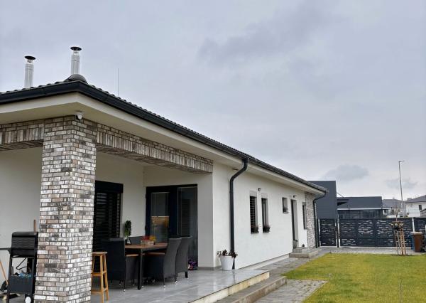 EXKLUZÍVNE NA PREDAJ Moderný 4-izbový rodinný dom – dvojdom | Smreková ulica, Lužianky