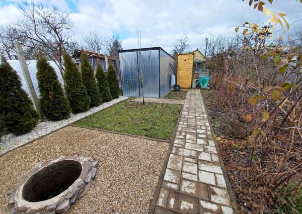 Pekná záhrada s chatkou, terasou a krbom na okraji mesta.