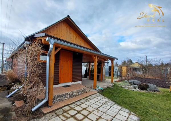 Pekná záhrada s chatkou, terasou a krbom na okraji mesta.