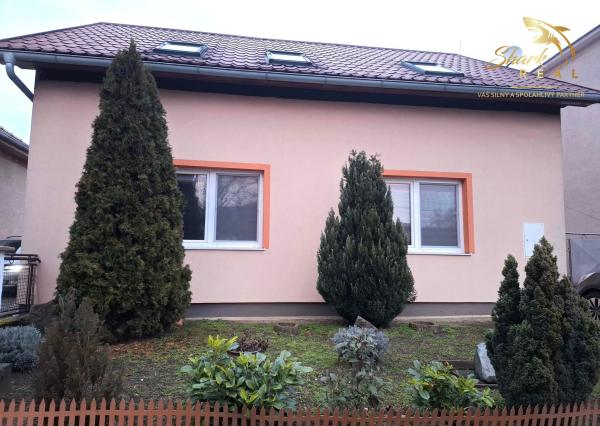 ZNÍŽENÁ CENA - Útulný rodinný dom s veľkou upravenou záhradou
