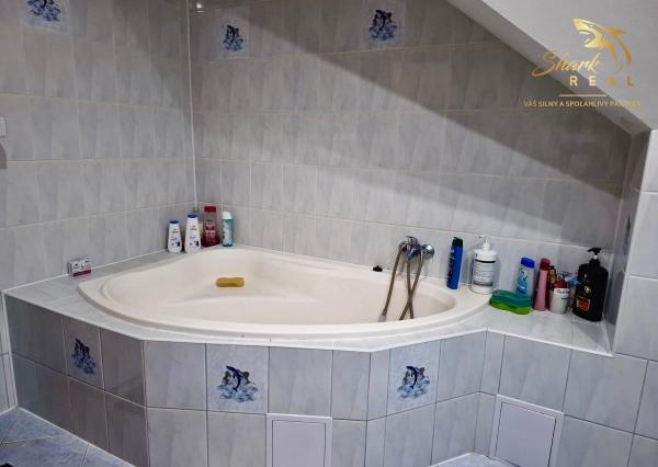 ZNÍŽENÁ CENA - Útulný rodinný dom s veľkou upravenou záhradou