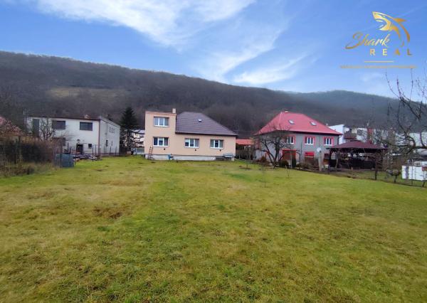 Rodinný dom s veľkorysým investičným pozemkom na predaj