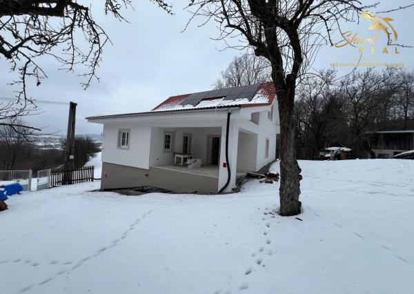 Chalupa s krásnym výhľadom na štiavnické vrchy