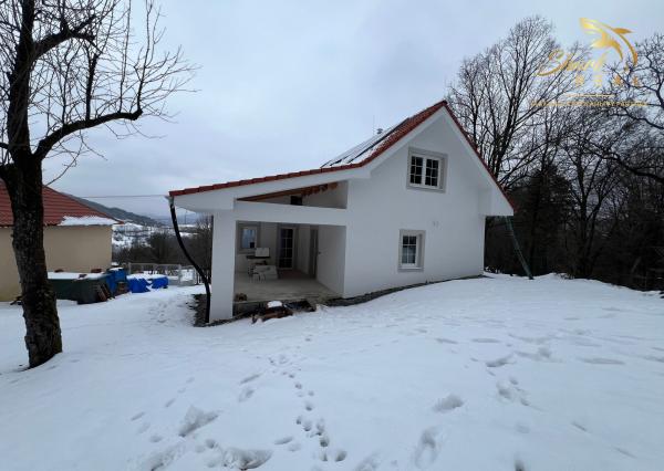 Chalupa s krásnym výhľadom na štiavnické vrchy