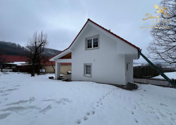 Chalupa s krásnym výhľadom na štiavnické vrchy