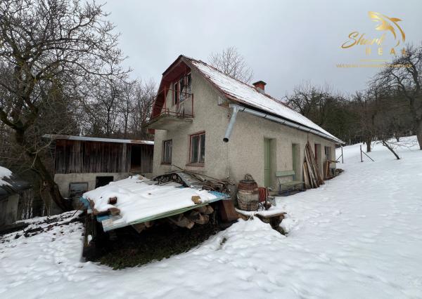 Chalupa s krásnym výhľadom na štiavnické vrchy
