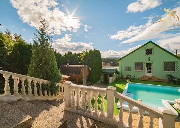 Na prenájom očarujúci penzión Dahlia s vynikajúcimi recenziami, reštauráciou, welness a ihriskom