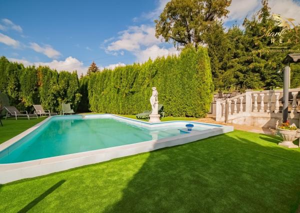 Na prenájom očarujúci penzión Dahlia s vynikajúcimi recenziami, reštauráciou, welness a ihriskom